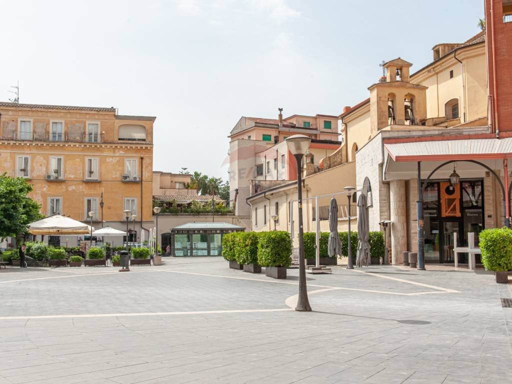 Nocera Inferiore, 14enne aggredito da un branco: costretto a seguire il gruppo e picchiato con bastone