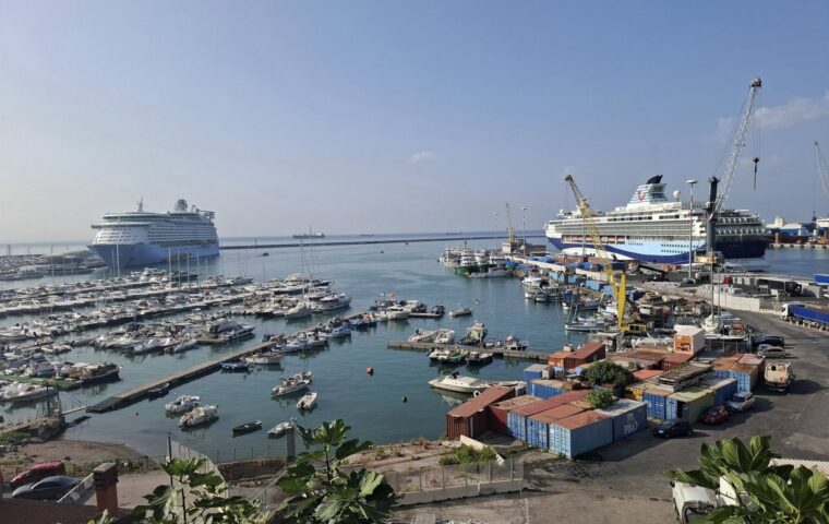 Salerno celebra il doppio ormeggio di navi da crociera nel porto