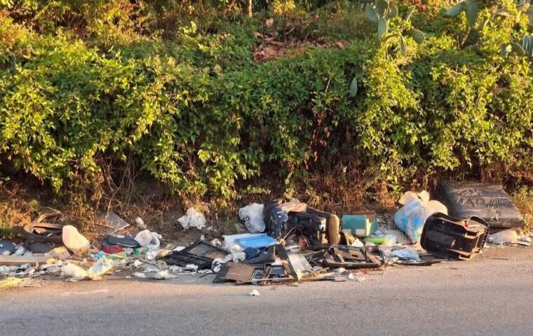 Rifiuti abbandonati da mesi in via Carlo Tramontano, residenti chiedono intervento e controlli