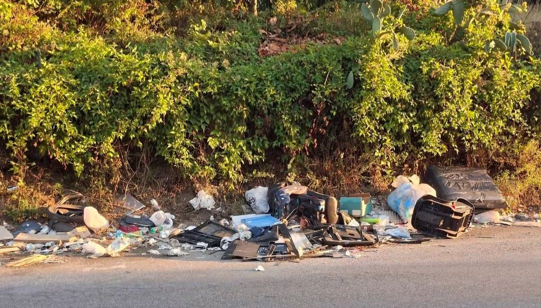 Rifiuti abbandonati da mesi in via Carlo Tramontano, residenti chiedono intervento e controlli