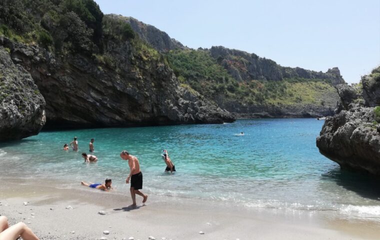 Cinque giovani di Avellino trovano la casa prenotata su Booking scomparsa a Marina di Camerota