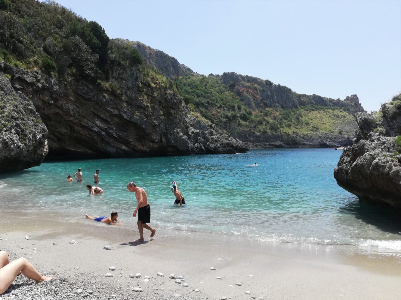 Cinque giovani di Avellino trovano la casa prenotata su Booking scomparsa a Marina di Camerota