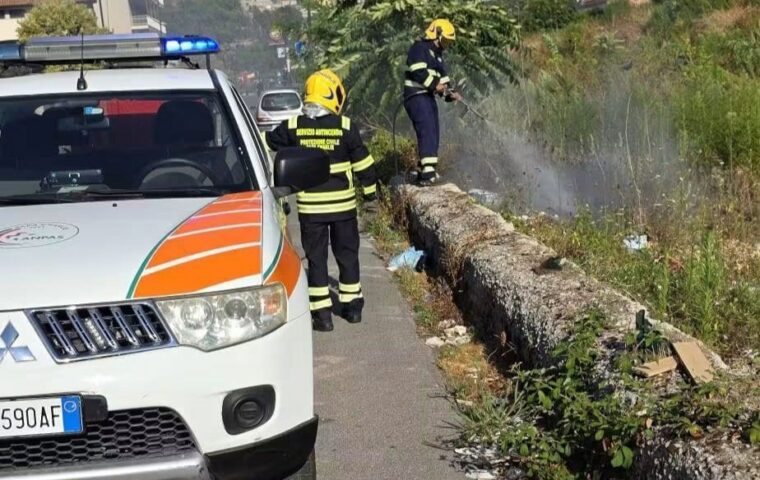 Incendio di sterpaglie a Pagani: intervento rapido dei volontari