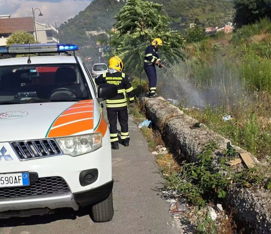 Incendio di sterpaglie a Pagani: intervento rapido dei volontari