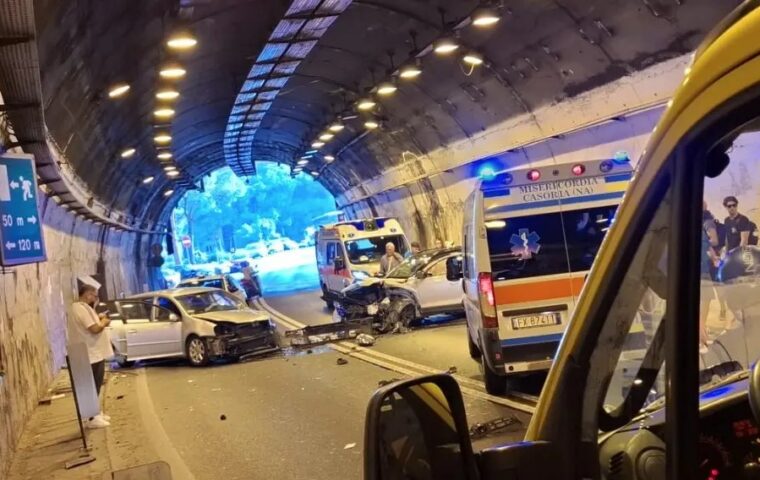 Incidente in galleria a Pozzano, due feriti e traffico in tilt verso la Penisola Sorrentina