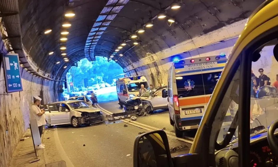 Incidente in galleria a Pozzano, due feriti e traffico in tilt verso la Penisola Sorrentina