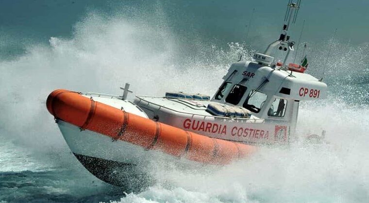 Barca in avaria a Battipaglia: soccorso per 12 persone, tra cui otto bambini