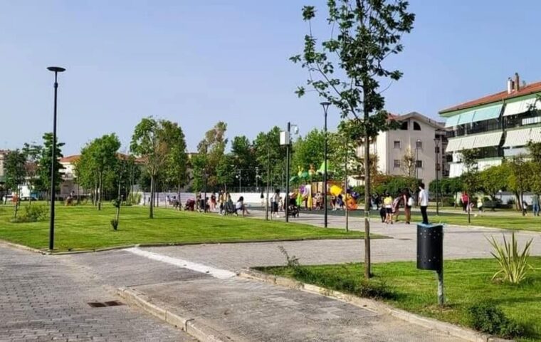 Paura ad Angri: ragazzi sul tetto di una palestra lanciano sassi contro passanti e auto