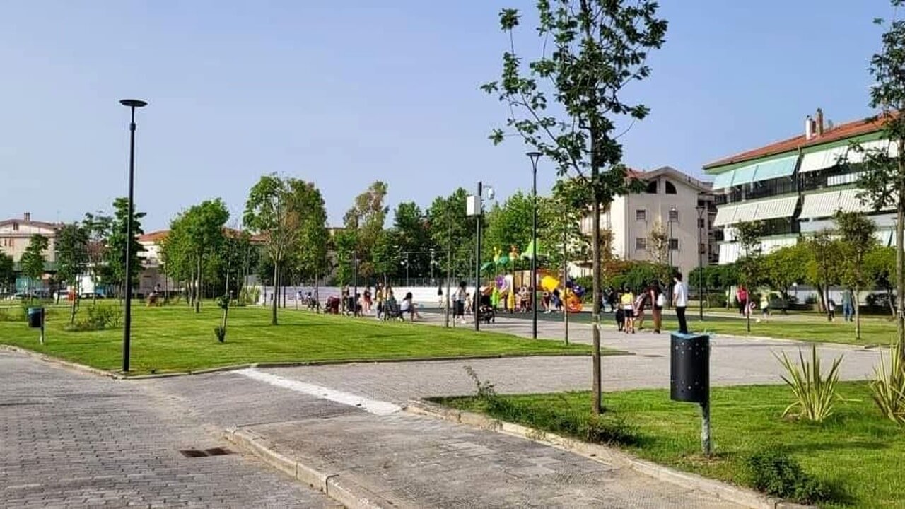 Paura ad Angri: ragazzi sul tetto di una palestra lanciano sassi contro passanti e auto