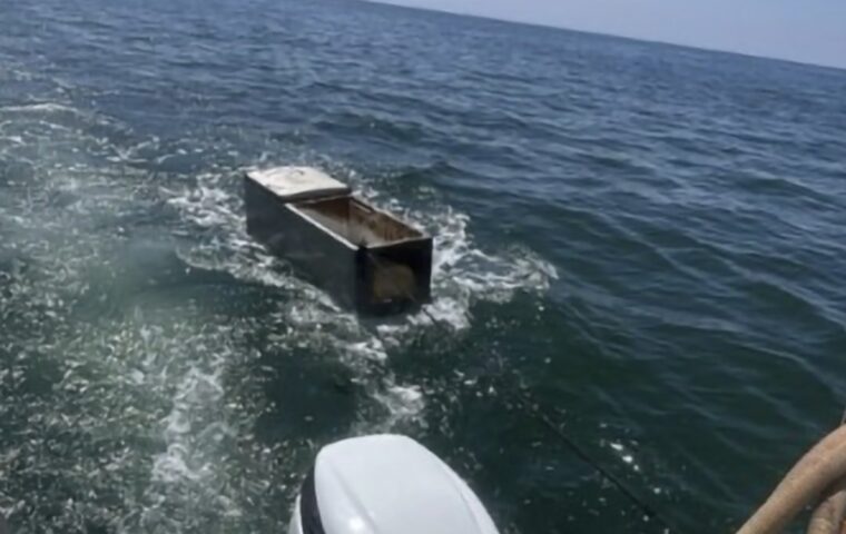 Mobile frigo recuperato in mare a Salerno: intervento rapido della Spazzamare
