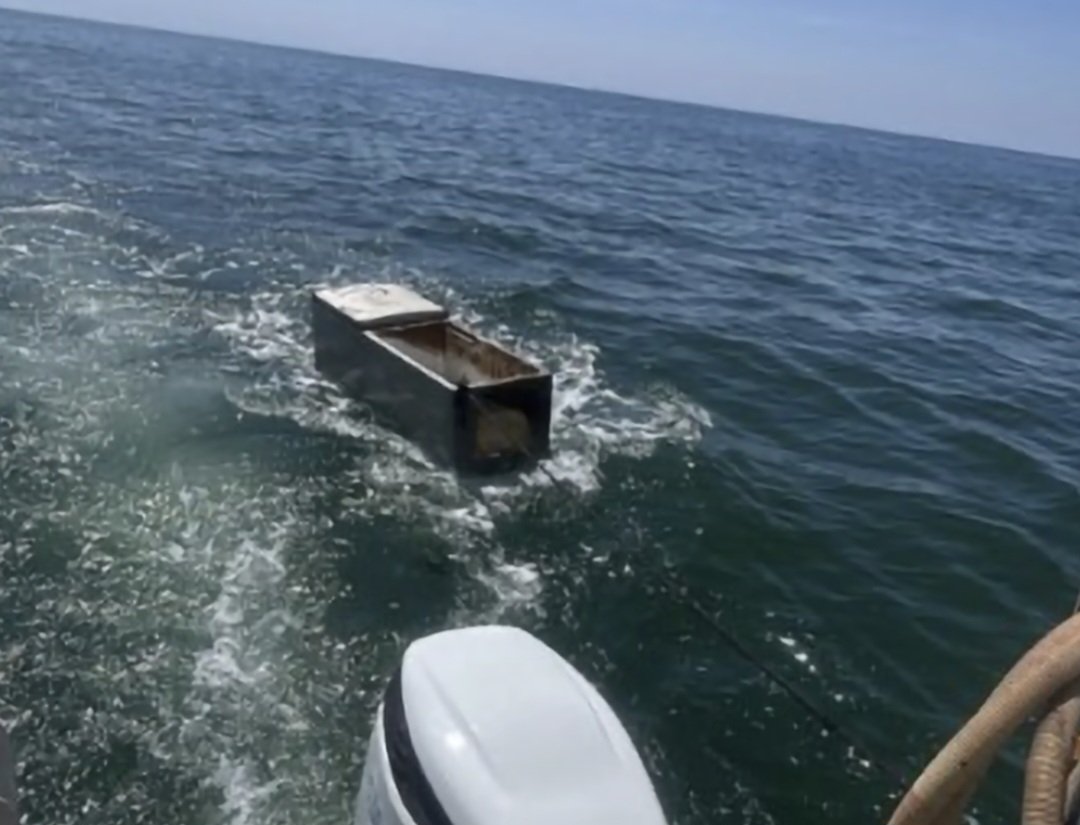 Mobile frigo recuperato in mare a Salerno: intervento rapido della Spazzamare
