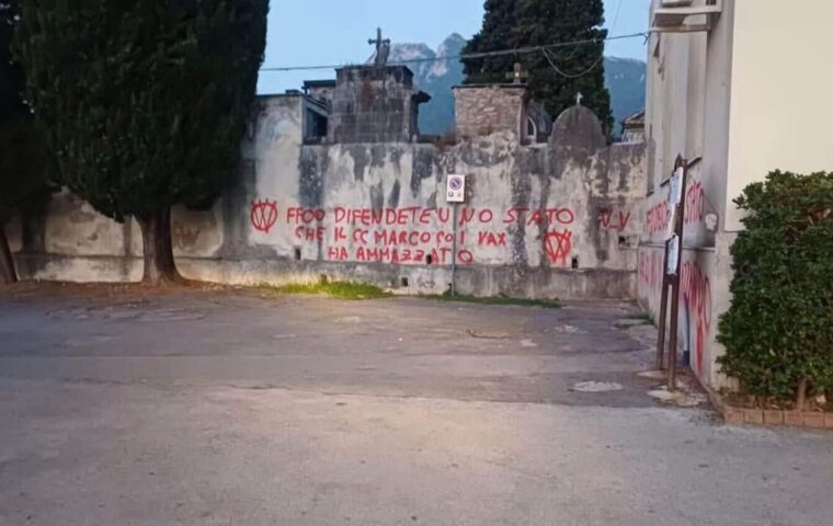 Scritte con vernice spray sui muri del cimitero di Cava de’ Tirreni: avviata la bonifica