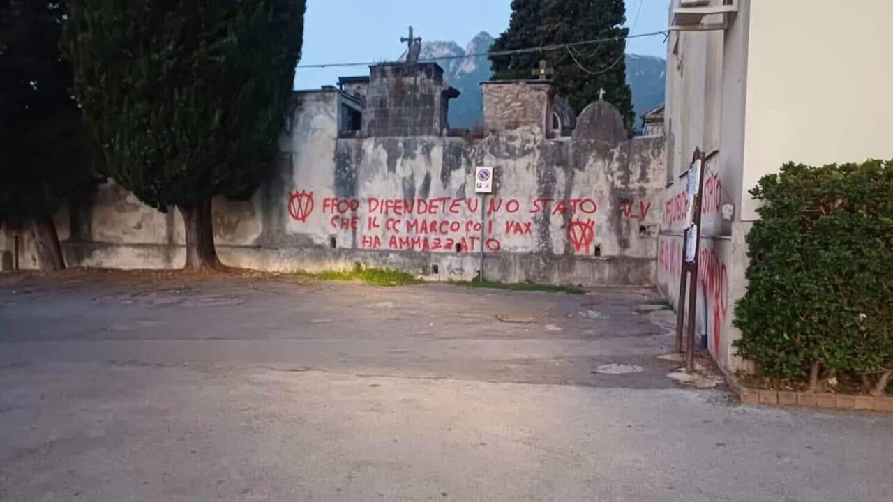 Scritte con vernice spray sui muri del cimitero di Cava de’ Tirreni: avviata la bonifica