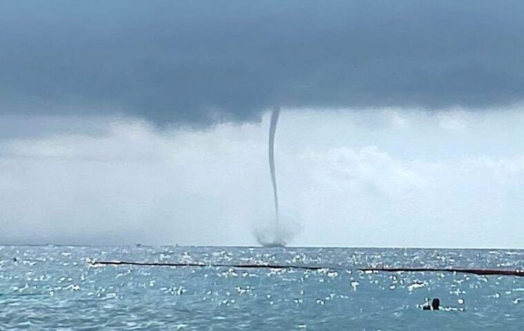 Tromba marina al largo di Maiori: fenomeno naturale spettacolare osservato dai bagnanti
