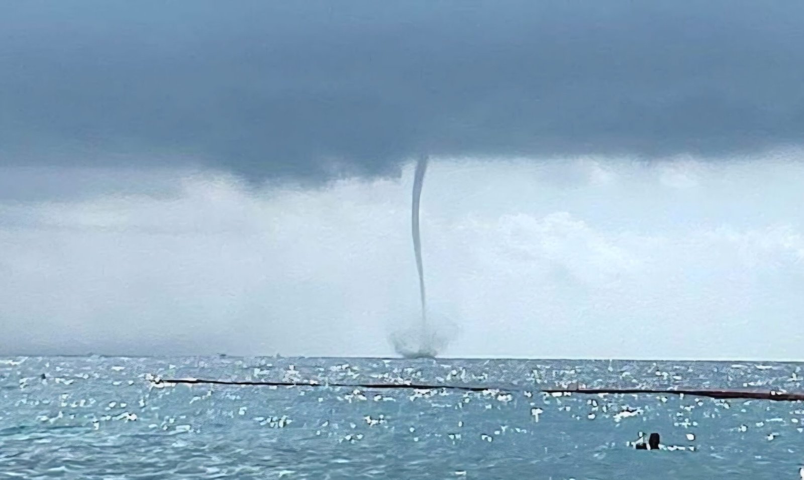 Tromba marina al largo di Maiori: fenomeno naturale spettacolare osservato dai bagnanti
