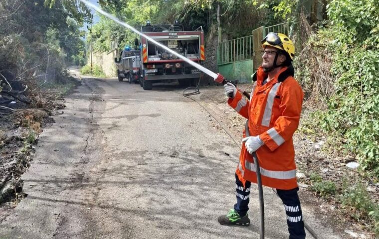 Incendio boschivo a Pagani: intervento rapido della Papa Charlie