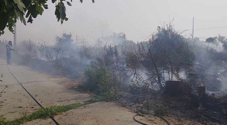 Incendio a Pontecagnano: fiamme vicine alle abitazioni