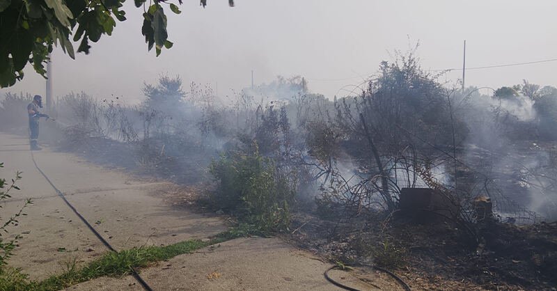 Incendio a Pontecagnano: fiamme vicine alle abitazioni