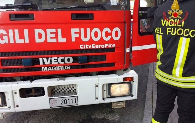 Incendio a Castellabate: fiamme vicino alle abitazioni, interventi in corso