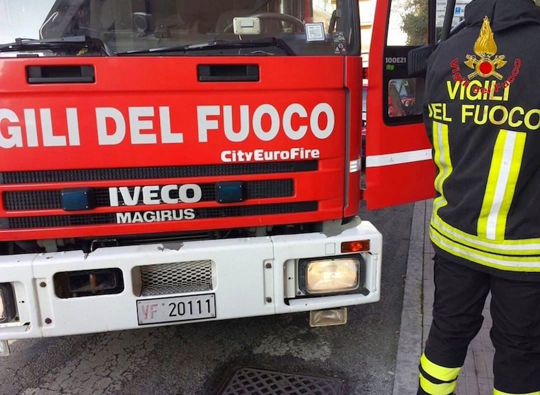Incendio a Castellabate: fiamme vicino alle abitazioni, interventi in corso