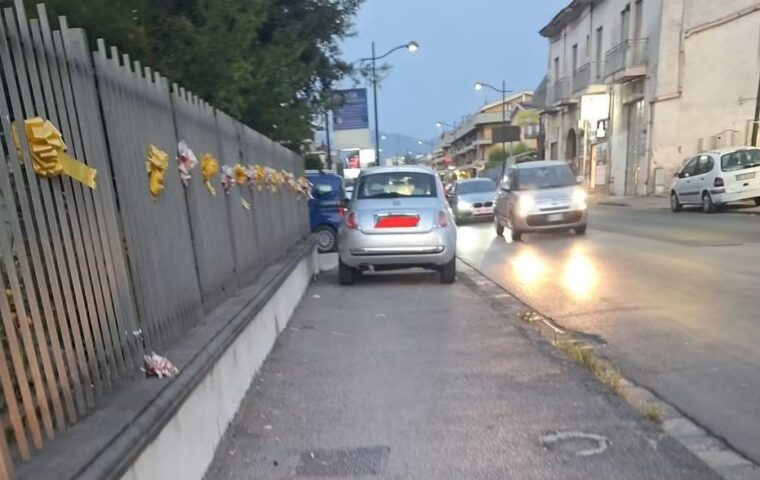 Sosta selvaggia a Angri: cittadino chiede di lasciare libero il marciapiede