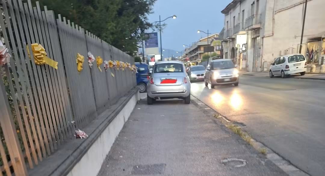 Sosta selvaggia a Angri: cittadino chiede di lasciare libero il marciapiede