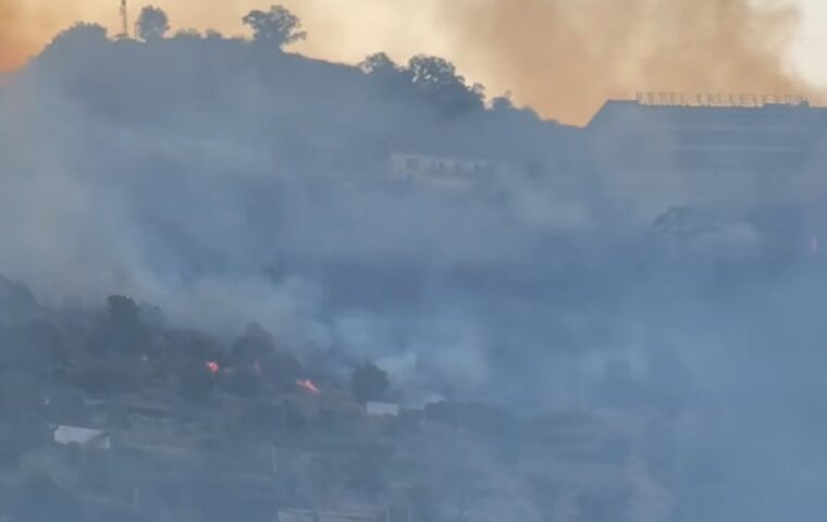 Incendio a Corbara vicino al Telegrafo: fiamme sul promontorio di via Esterna Chiunzi