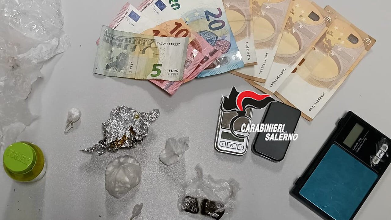 Arrestato a Polla 48enne con droga e contanti: sequestrati 22 grammi di sostanze stupefacenti