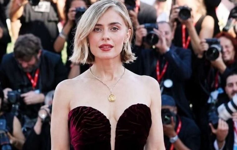 Greta Scarano e l’omaggio alla Salernitana sul red carpet di Venezia