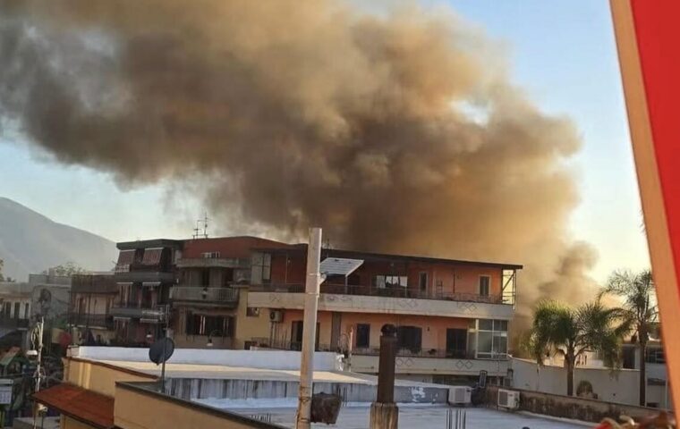 Incendio a San Valentino Torio: capannoni industriali in fiamme, evacuazione di residenti