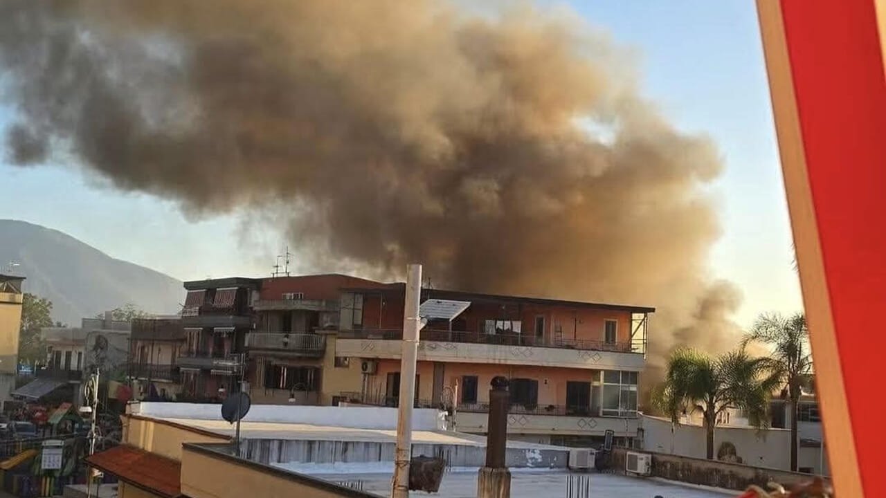 Incendio a San Valentino Torio: capannoni industriali in fiamme, evacuazione di residenti