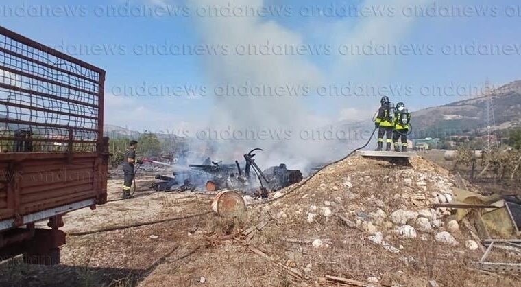 Incendio a Polla: fiamme avvolgono auto e trattore in deposito di legna