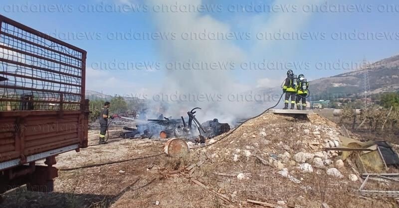 Incendio a Polla: fiamme avvolgono auto e trattore in deposito di legna