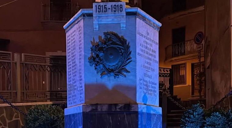 Sassano illumina il Monumento ai Caduti di blu per la Fibrosi Cistica