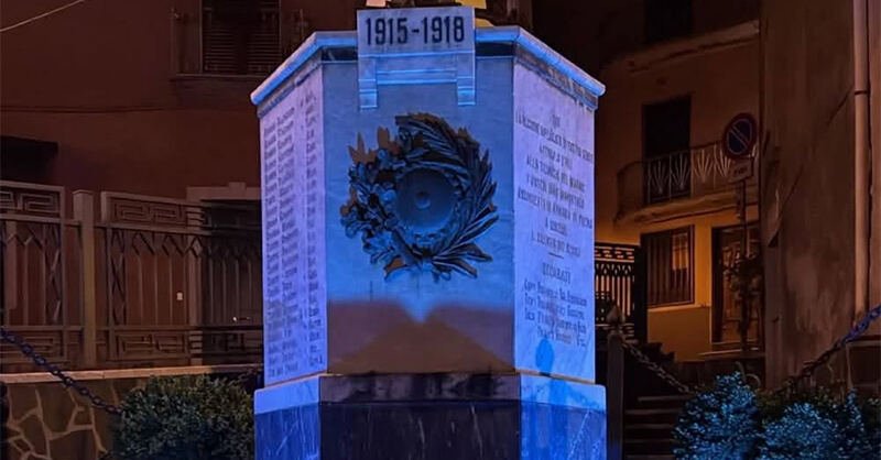 Sassano illumina il Monumento ai Caduti di blu per la Fibrosi Cistica