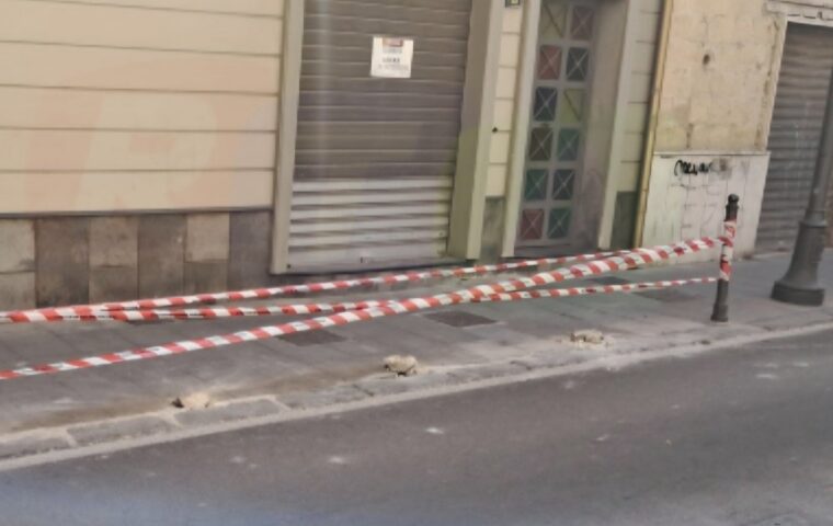 Incidente in via Cabrera a Nocera Inferiore: auto si schianta contro quattro paletti, nessun ferito