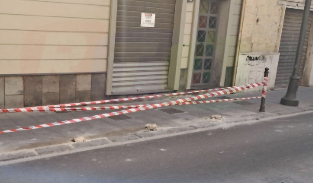 Incidente in via Cabrera a Nocera Inferiore: auto si schianta contro quattro paletti, nessun ferito