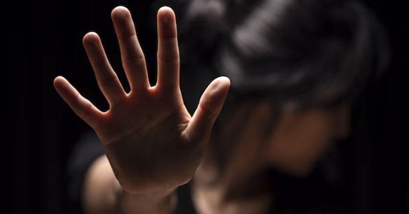 Aggressione e minaccia a Pontecagnano: donna aggredita e fuggito l’uomo