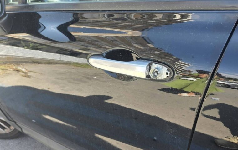 Auto danneggiata in pieno giorno a Scafati: tentato furto vicino alle forze dell’ordine