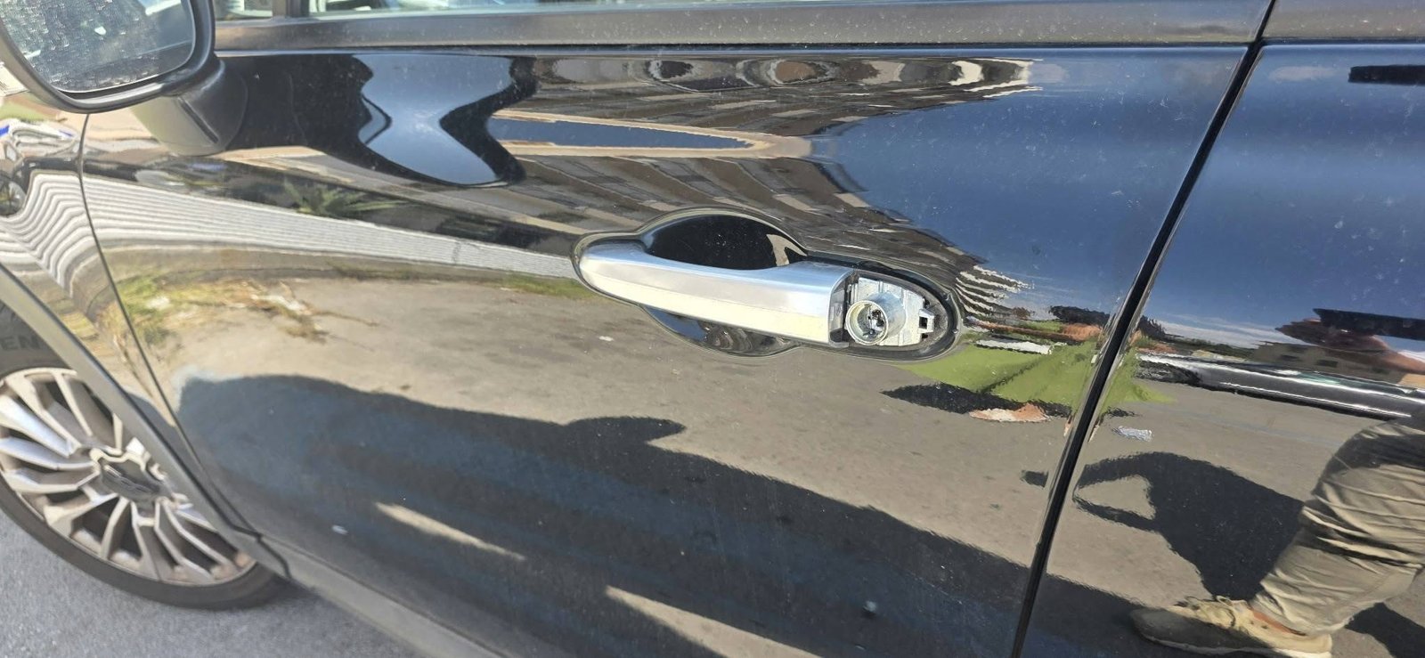 Auto danneggiata in pieno giorno a Scafati: tentato furto vicino alle forze dell’ordine
