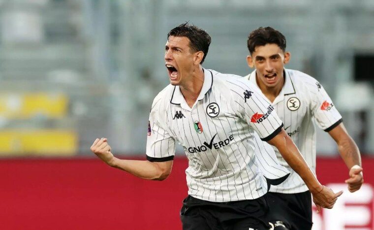 Capomaggio segna il gol decisivo per lo Spezia, applausi per l’argentino in campo