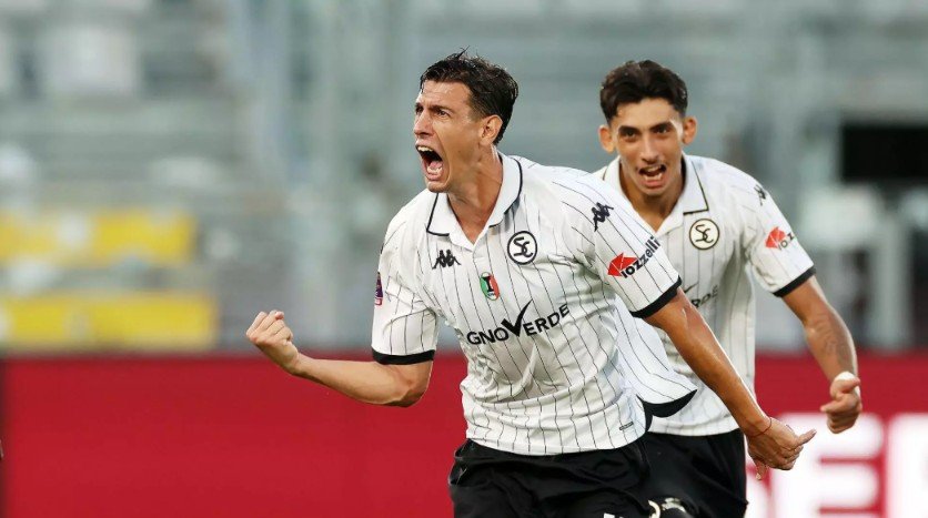 Capomaggio segna il gol decisivo per lo Spezia, applausi per l’argentino in campo