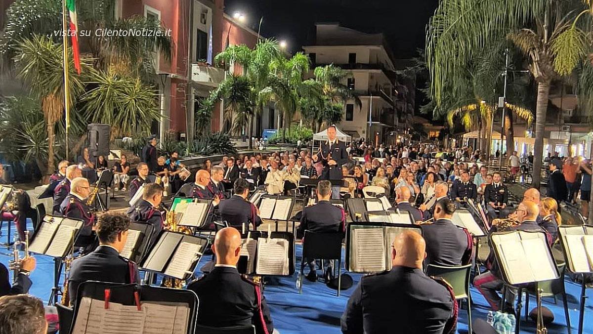 Concerto della Fanfara della Polizia di Stato a Battipaglia: un successo straordinario per musica e solidarietà