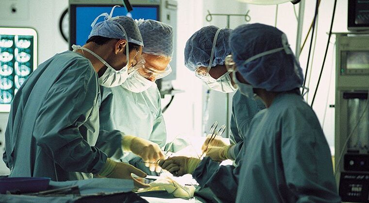 Un intervento cardiovascolare complesso e di successo all’ospedale di Eboli
