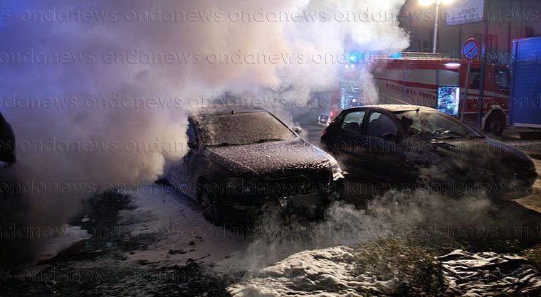 Notte di incendi a Battipaglia: tre auto e un camioncino per rifiuti in fiamme