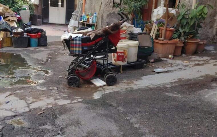 Anziana vive in condizioni di degrado a Pagani: scatta l’allarme dei vicini