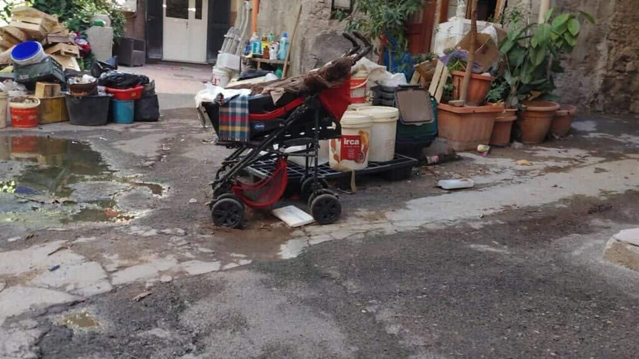 Anziana vive in condizioni di degrado a Pagani: scatta l’allarme dei vicini