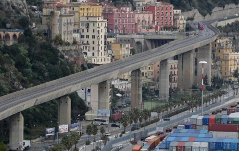 Salerno punta su tassa tir per finanziare opere pubbliche, De Luca minaccia blocco sul viadotto Gatto