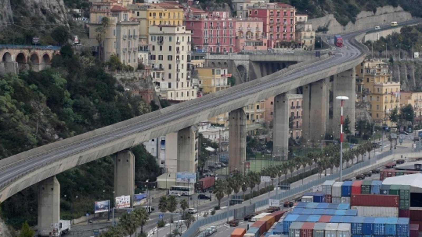 Salerno punta su tassa tir per finanziare opere pubbliche, De Luca minaccia blocco sul viadotto Gatto