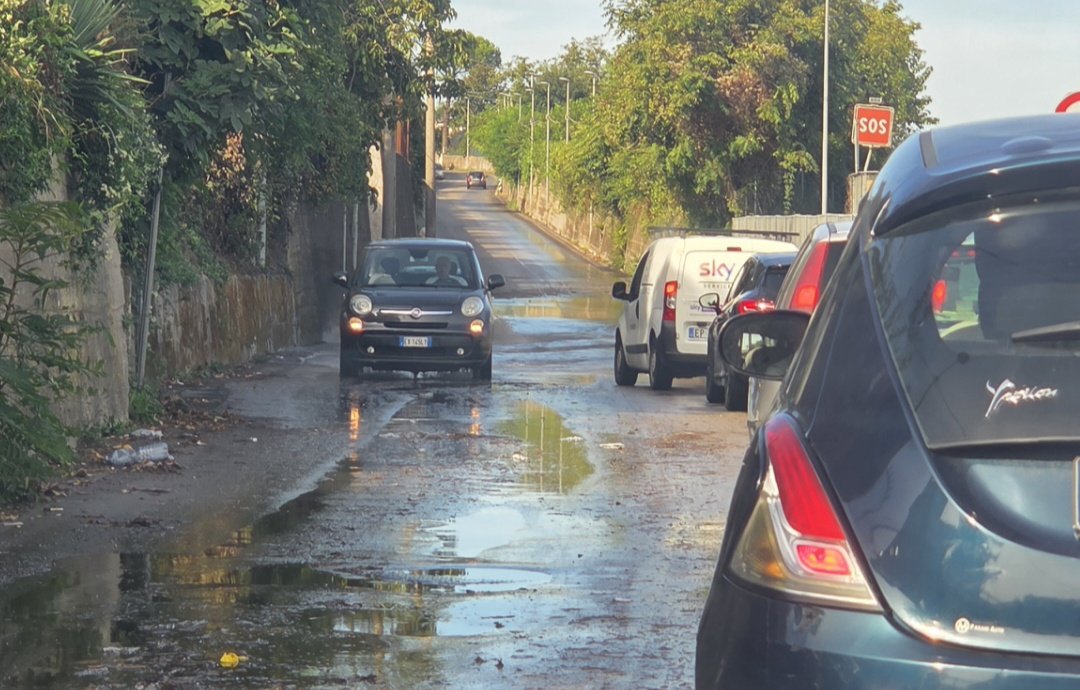 Allagamenti in via Perone a Pagani: disagi alla viabilità dopo pioggia intensa